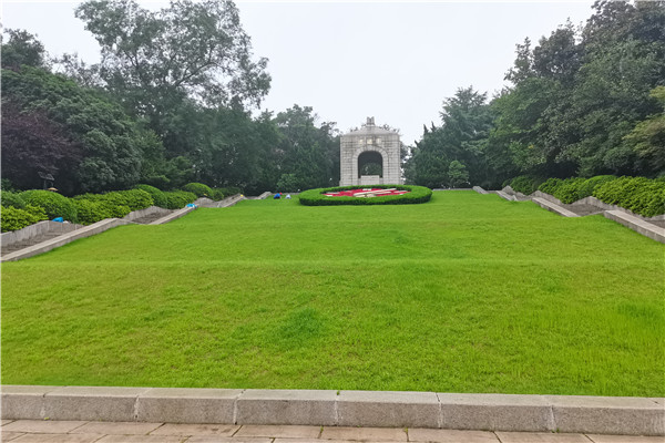 雨花台干部学院参观雨花台烈士陵园有感